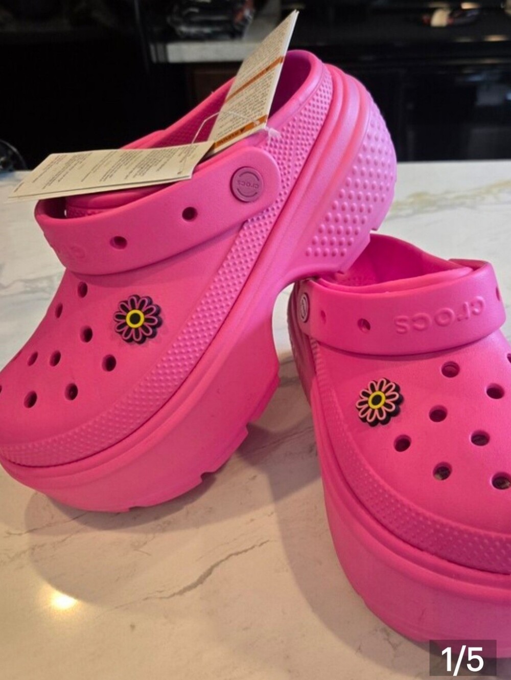 NWT! CROCS STOMP Platform Clog Iin Hot Pink W/ Daisy Jibbits. Size 8